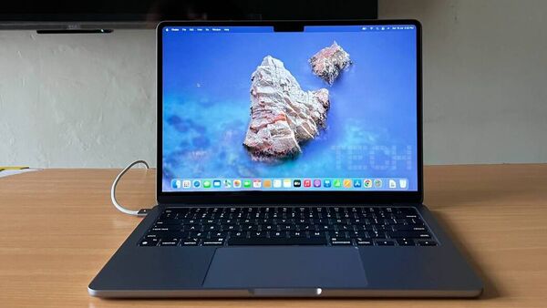 Apple MacBook Air M2 13.6-అంగుళాల LCD డిస్‌ప్లేను కలిగి స్లిమ్ బెజెల్స్‌తో వచ్చింది. ఇది M1 మ్యాక్‌బుక్ ఎయిర్ డిస్‌ప్లే కంటే ప్రకాశవంతంగా ఉంటుంది. ఫుల్ హెచ్డీ 1080p వెబ్‌క్యామ్‌ ఇచ్చారు.