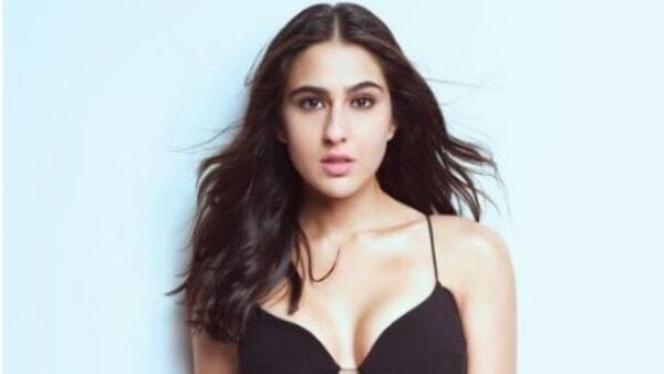 Sara Ali Khan Hot Pics: సారా కొన్ని రోజుల కిందట ఇలా బ్లాక్‌ బ్రాలో కనిపించి పిచ్చెక్కించింది. ఈ ఫొటో చూసి బాలీవుడ్‌ హీరోయిన్లు జాన్వీ, అనన్యా పాండేలాంటి వాళ్లు కూడా ఫైర్‌ ఎమోజీలతో కామెంట్‌ చేయడం విశేషం.