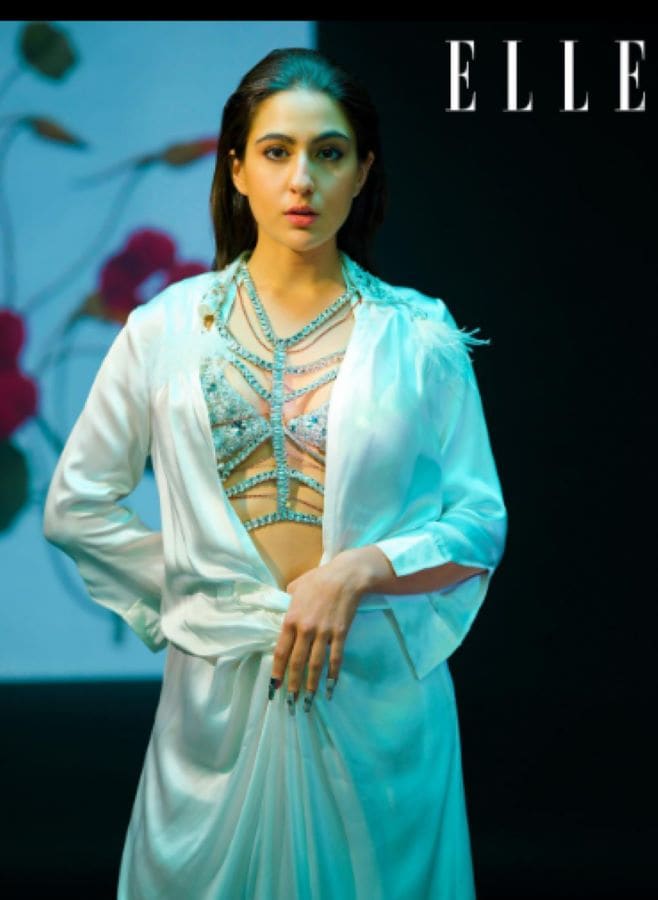 Sara Ali Khan Hot Pics: ఈ లేటెస్ట్‌ ఫొటోషూట్‌లో ఆమె తన హాట్‌నెస్‌ డోసు విపరీతంగా పెంచేసింది. ఈ మధ్యే కాఫీ విత్‌ కరణ్‌ షోలో జాన్వీతో కలిసి ఓ పొట్టి డ్రెస్‌లో కనిపించిన సారా.. టాలీవుడ్‌ హీరో విజయ్‌ దేవరకొండతో డేటింగ్‌ చేయాలని ఉందని చెప్పిన విషయం తెలిసిందే. ఇప్పుడతన్ని ఈ హాట్‌ ఫొటోలతో టెంప్ట్‌ చేస్తున్నట్లుగా ఉంది.