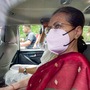 <p>కూతురు ప్రియాంకా గాంధీ నడుపుతున్న కారులో ఈడీ కార్యాలయానికి బయలుదేరిన సోనియాగాంధీ</p>