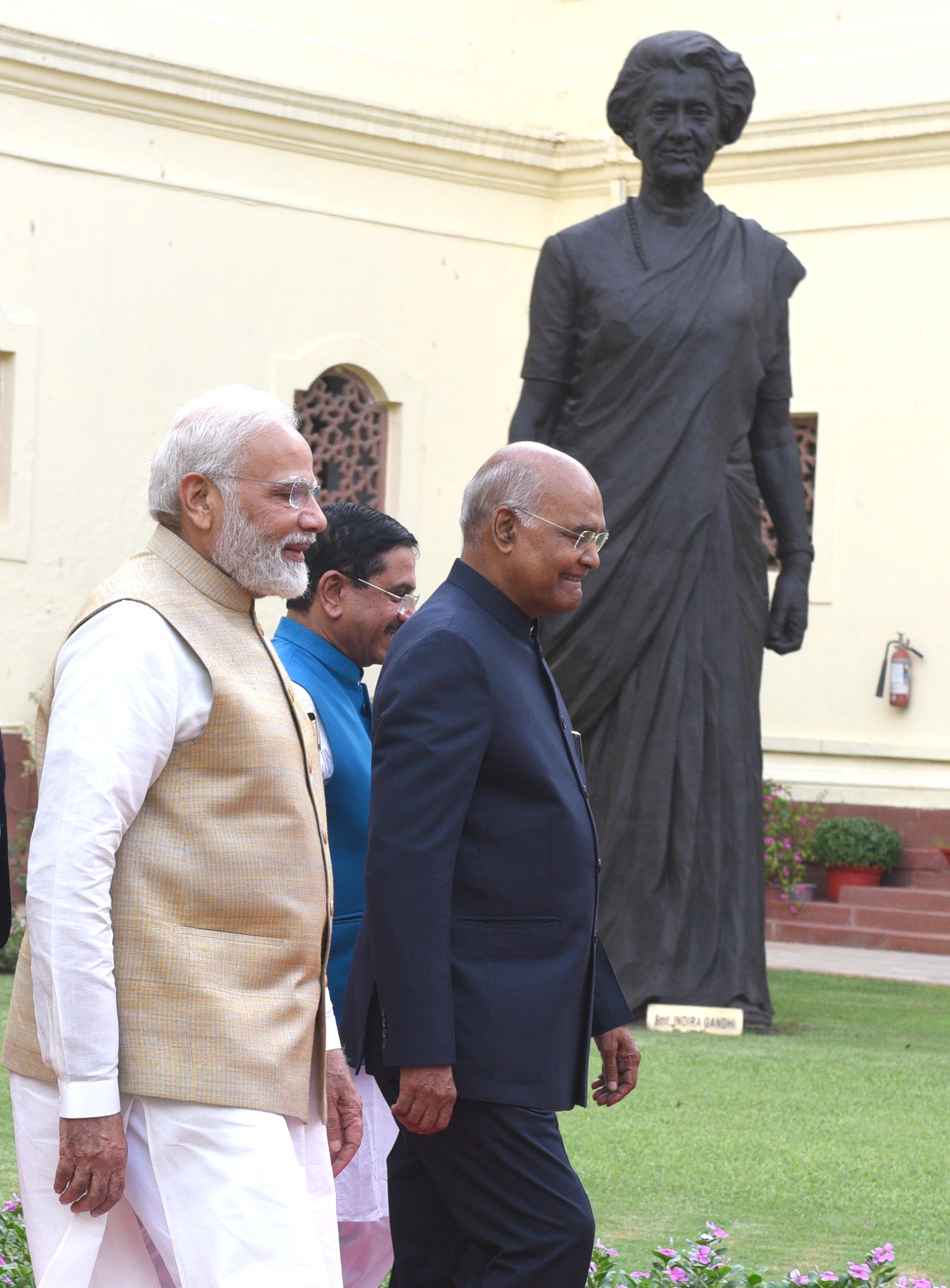 రాష్ట్ర‌ప‌తి రామ్‌నాథ్ కోవింద్ వీడ్కోలు స‌మావేశానికి వ‌స్తున్న ప్ర‌ధాని మోదీ, రాష్ట్ర‌ప‌తి కోవింద్‌