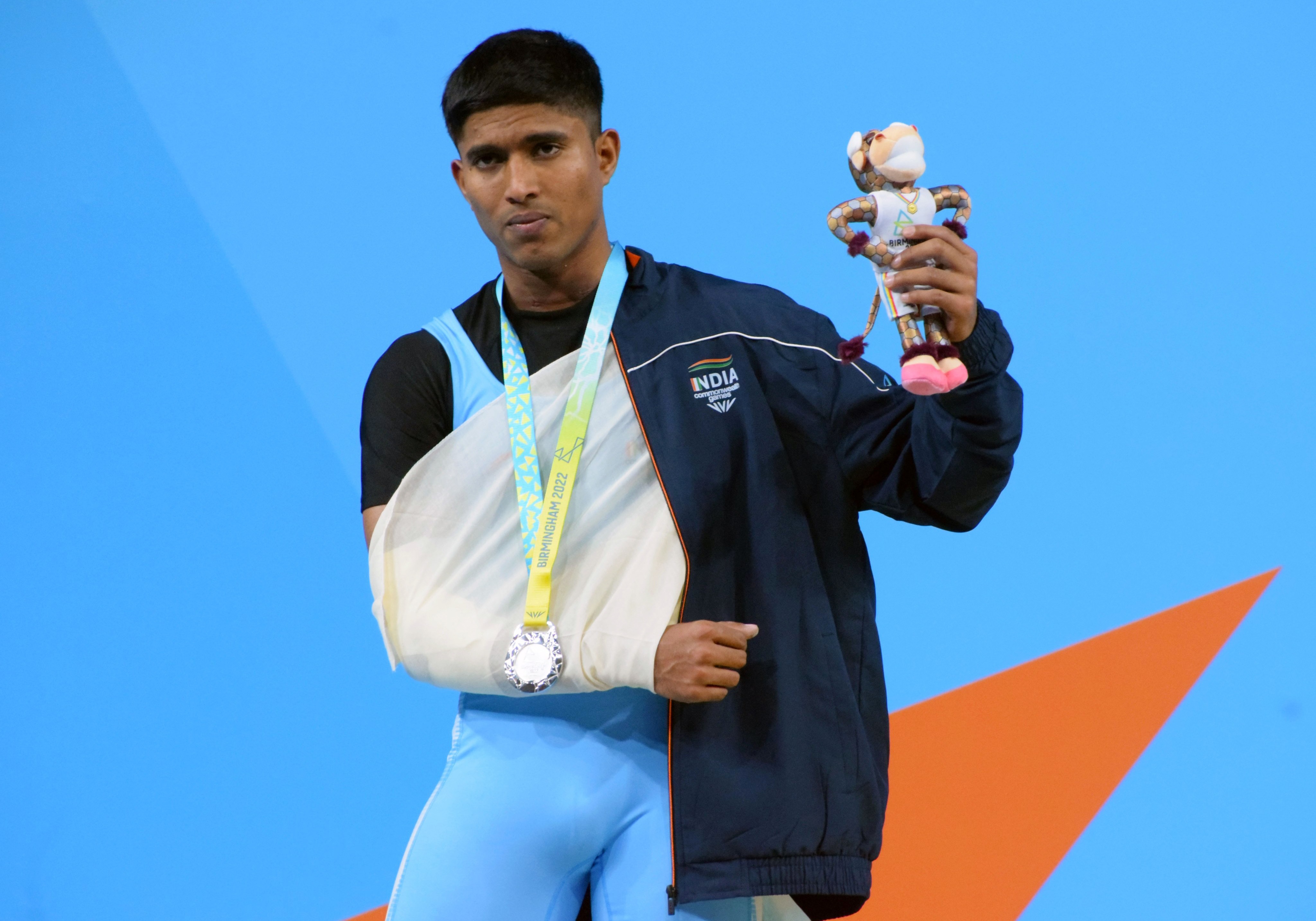 CWG 2022 Day 2 in Pics: ఈ కామన్వెల్త్‌ గేమ్స్‌లో ఇండియాకు తొలి మెడల్‌ అందించాడు సంకేత్‌ మహదేవ్‌ సర్గర్‌. పురుషుల 55 కేజీల విభాగంలో సంకేత్‌ మొత్తం 248 కేజీలు ఎత్తాడు. చివర్లో తన భుజానికి గాయం కావడంతో గోల్డ్‌ గెలిచే అవకాశాన్ని కోల్పోయాడు. అది కూడా కేవలం ఒక్క కేజీ తేడాతోనే కావడం విశేషం. సంకేత్‌ స్నాచ్‌లో 113, క్లీన్‌ అండ్‌ జెర్క్‌లో 135 కిలోలు ఎత్తాడు.
