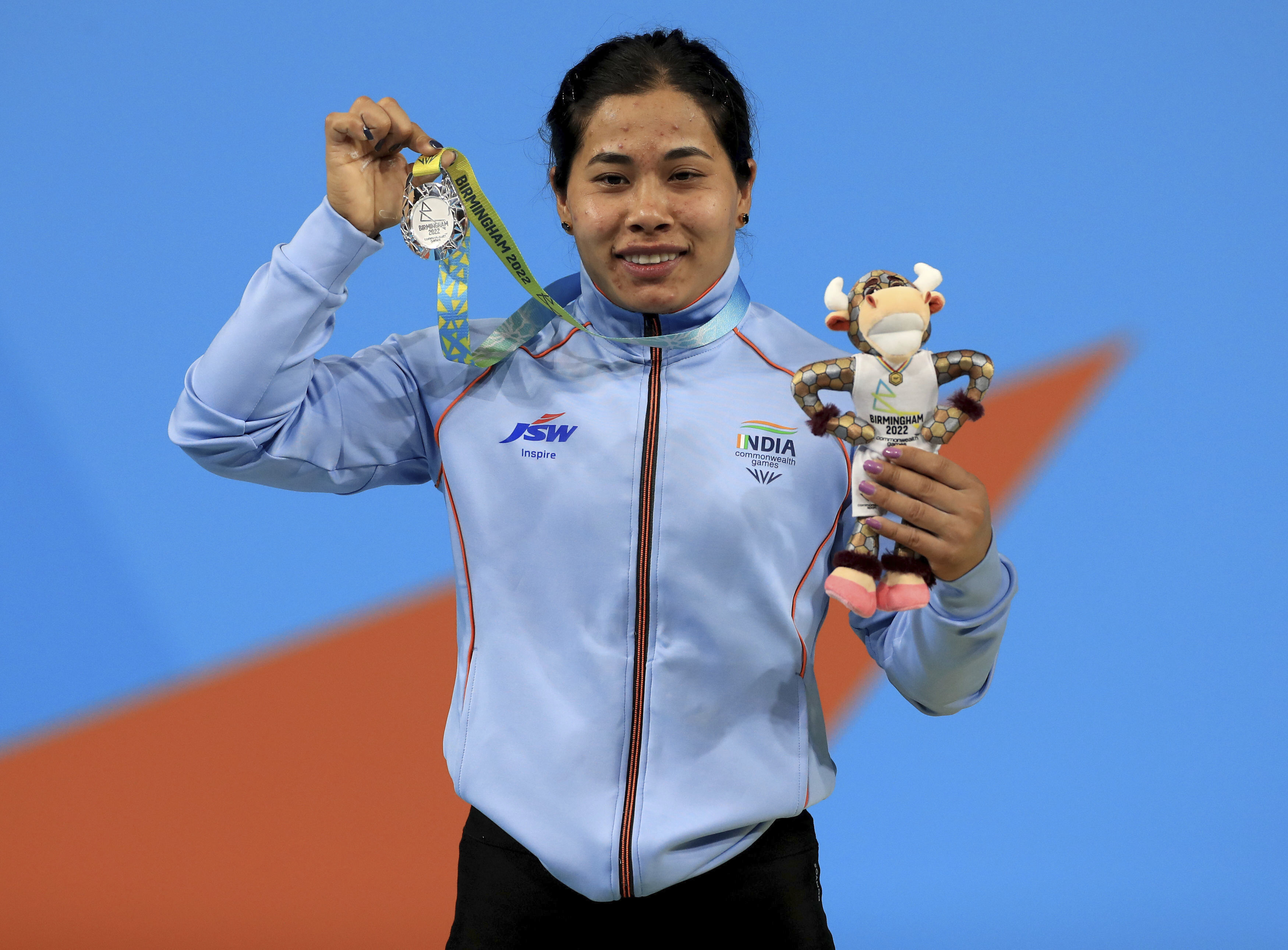 CWG 2022 Day 2 in Pics: ఇక మహిళల 55 కేజీల విభాగంలో బింద్రాయనీ దేవి సిల్వర్‌ మెడల్‌ గెలుచుకుంది. ఆమె మొత్తం 202 కేజీల బరువు ఎత్తి రెండోస్థానంలో నిలిచింది. చివరి అటెంప్ట్‌లో క్లీన్‌ అండ్‌ జెర్క్‌లో 116 కేజీల బరువు ఎత్తడంతో బ్రాంజ్‌ నుంచి సిల్వర్‌కు దూసుకెళ్లింది. ఒక్క కేజీ తేడాతో బింద్రాయనీ గోల్డ్‌ కోల్పోయింది.