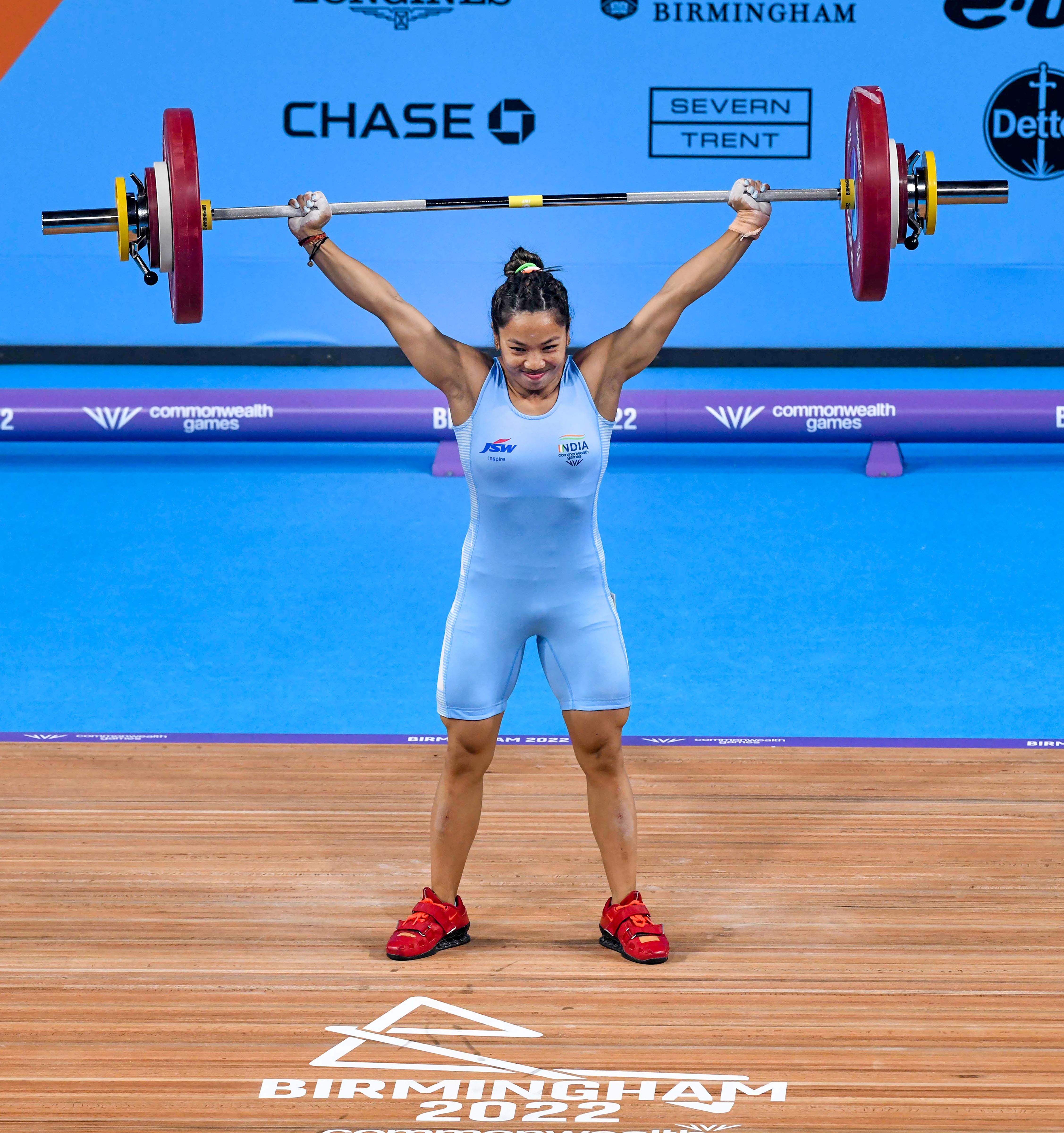 CWG 2022 Day 2 in Pics: ఒలింపిక్‌ సిల్వర్‌ మెడలిస్ట్‌ మీరాబాయి చాను కామన్వెల్త్‌ గేమ్స్‌లో హ్యాట్రిక్‌ సాధించింది. ఆమె 49 కేజీల కేటగిరీలో గోల్డ్‌ మెడల్‌ అందుకుంది. మొత్తం 201 కేజీల బరువు ఎత్తి కామన్వెల్త్‌ గేమ్స్‌ రికార్డు నెలకొల్పింది. స్నాచ్‌లో 88 కేజీలు, క్లీన్‌ అండ్‌ జెర్క్‌లో 113 కేజీలు ఎత్తడం విశేషం. స్నాచ్‌లో ఆమెకిదే పర్సనల్‌ బెస్ట్‌.