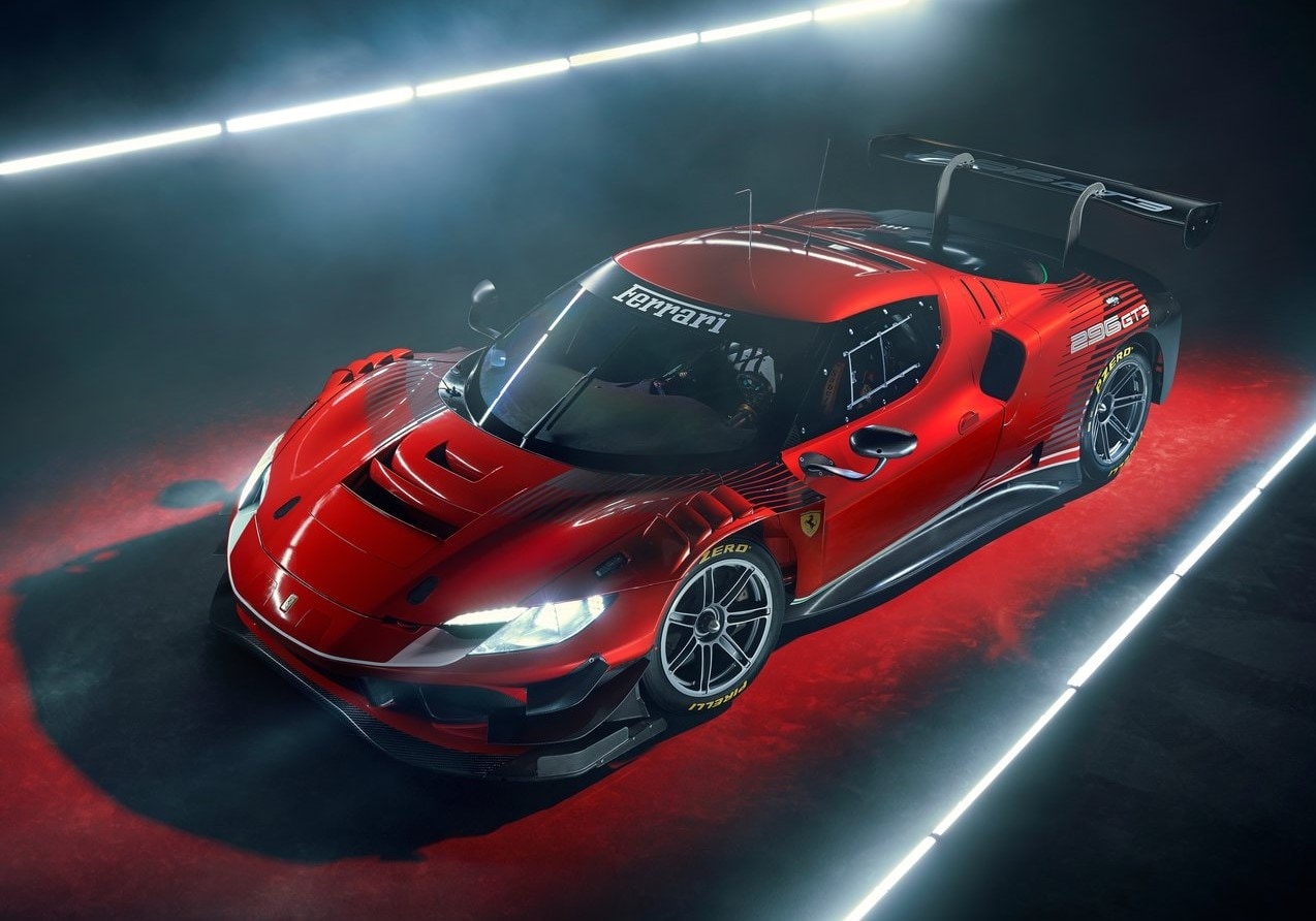 Ferrari 296 GTB ఆధారంగా ఈ సరికొత్త 296 GT3 రేస్ కారును రూపొందించారు. కొత్త దానిలో అదే పాత ఇంజిన్‌ను అమర్చినప్పటికీ నిబంధనలకు లోబడి హైబ్రిడ్ సిస్టమ్ తీసివేశారు.
