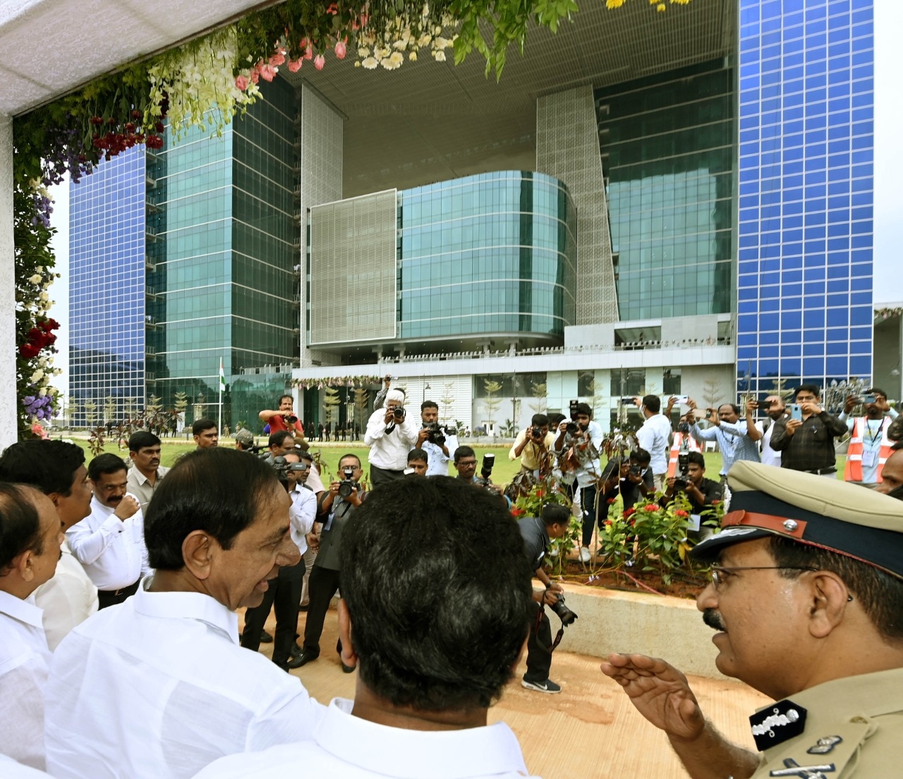 ఈ సెంటర్‌లో పోలీస్‌, రెవెన్యూ, జీహెచ్‌ఎంసీ, ఆరోగ్యశాఖ, ప్రకృతివిపత్తుల నిర్వహణశాఖ సహా ముఖ్యమైన అన్ని ప్రభుత్వ విభాగాల కేంద్రాలు. ఏదైనా విపత్తు, ప్రమాదం జరిగినప్పుడు అన్ని శాఖల సమన్వయంతో సమస్యను పరిష్కరిస్తారు. శాంతి భద్రతల పర్యవేక్షణ, ఇతర ప్రభుత్వ విభాగాలకు సంబంధించి కూడా ఎన్‌ఫోర్స్‌ మెంట్‌కు ఈ డాటాను వినియోగించుకోవచ్చు. రోజువారీ శాంతిభద్రతల నిర్వహణతోపాటు భారీ బహిరంగ సభలు, ఉత్సవాల సందర్భంగా బందోబస్తు, ట్రాఫిక్‌ నియంత్రణ కూడా సాధ్యమవుతుంది.