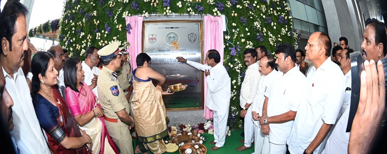 ఈ సెంటర్ ను మొత్తం ఐదు బ్లాక్‌లుగా నిర్మించారు. టవర్‌ ‘ఏ’లో గ్రౌండ్‌ఫ్లోర్‌తోపాటు 19 అంతస్తులు, టవర్‌ ‘బీ’లో రెండు బేస్‌మెంట్లు గ్రౌండ్‌ఫ్లోర్‌, 15 అంతస్తులు, టవర్‌ ‘సీ’లో ఆడిటోరియం గ్రౌండ్‌ఫ్లోర్‌, రెండు అంతస్తులు, టవర్‌ ‘డీ’లో గ్రౌండ్‌ ప్లస్‌ మొదటి అంతస్తు, టవర్‌ ‘ఈ’లో సీసీసీని 4 నుంచి 7 అంతస్తుల్లో ఏర్పాటు చేశారు. మరో రెండు బేస్‌మెంట్‌ లెవల్‌లు ఉన్నాయి. అన్ని టవర్లలో ‘ఏ’ టవర్‌ ఎత్తయినది. దీనిలో మొత్తం 20 అంతస్తులు ఉన్నాయి. దీనిలోనే నాల్గో అంతస్తులో డీజీపీ చాంబర్‌, 18వ అంతస్తులో హైదరాబాద్‌ పోలీస్‌ కమిషనర్‌ చాంబర్‌ ఉంటాయి. 7వ అంతస్తులో ప్రముఖుల చాంబర్లు ఉన్నాయి.