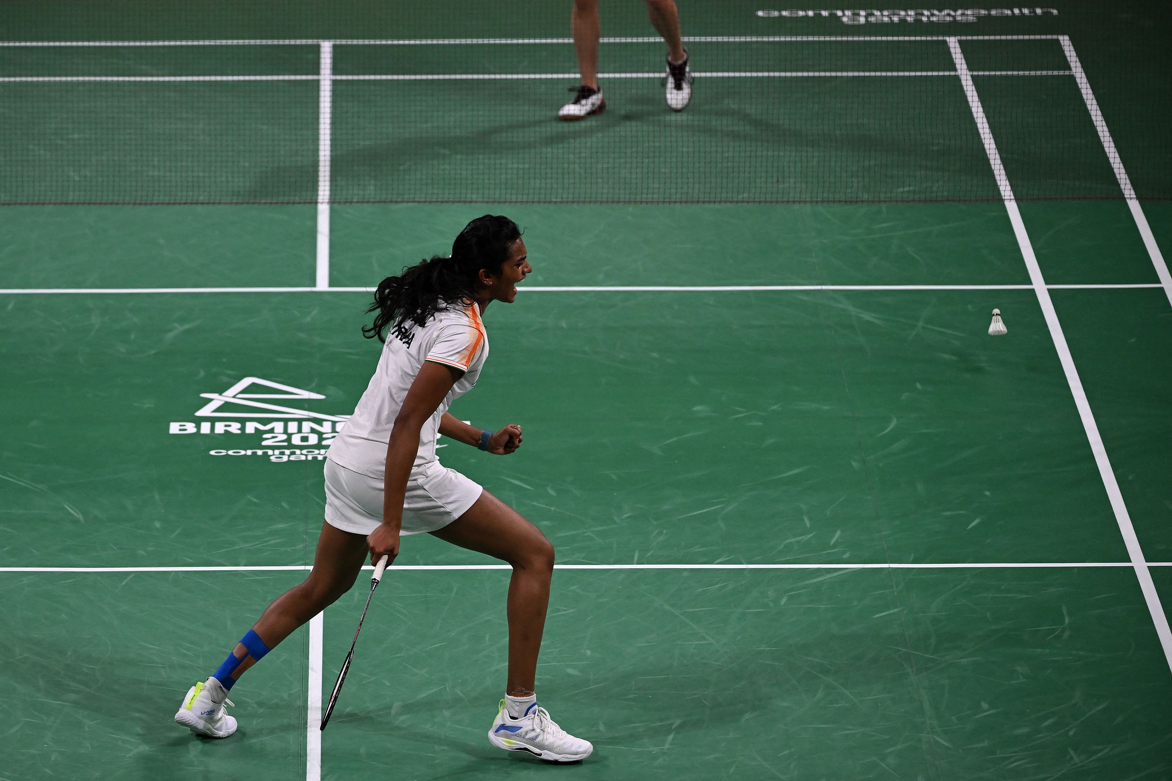 PV Sindhu: గోల్డ్ మెడల్ మ్యాచ్ లో సింధు విన్నింగ్ మూమెంట్ ఇది. ఈ మ్యాచ్ లో ఆమె 21-15, 21-13 తేడాతో కెనడా ప్రత్యర్థి మిషెలీ లీని ఓడించింది.