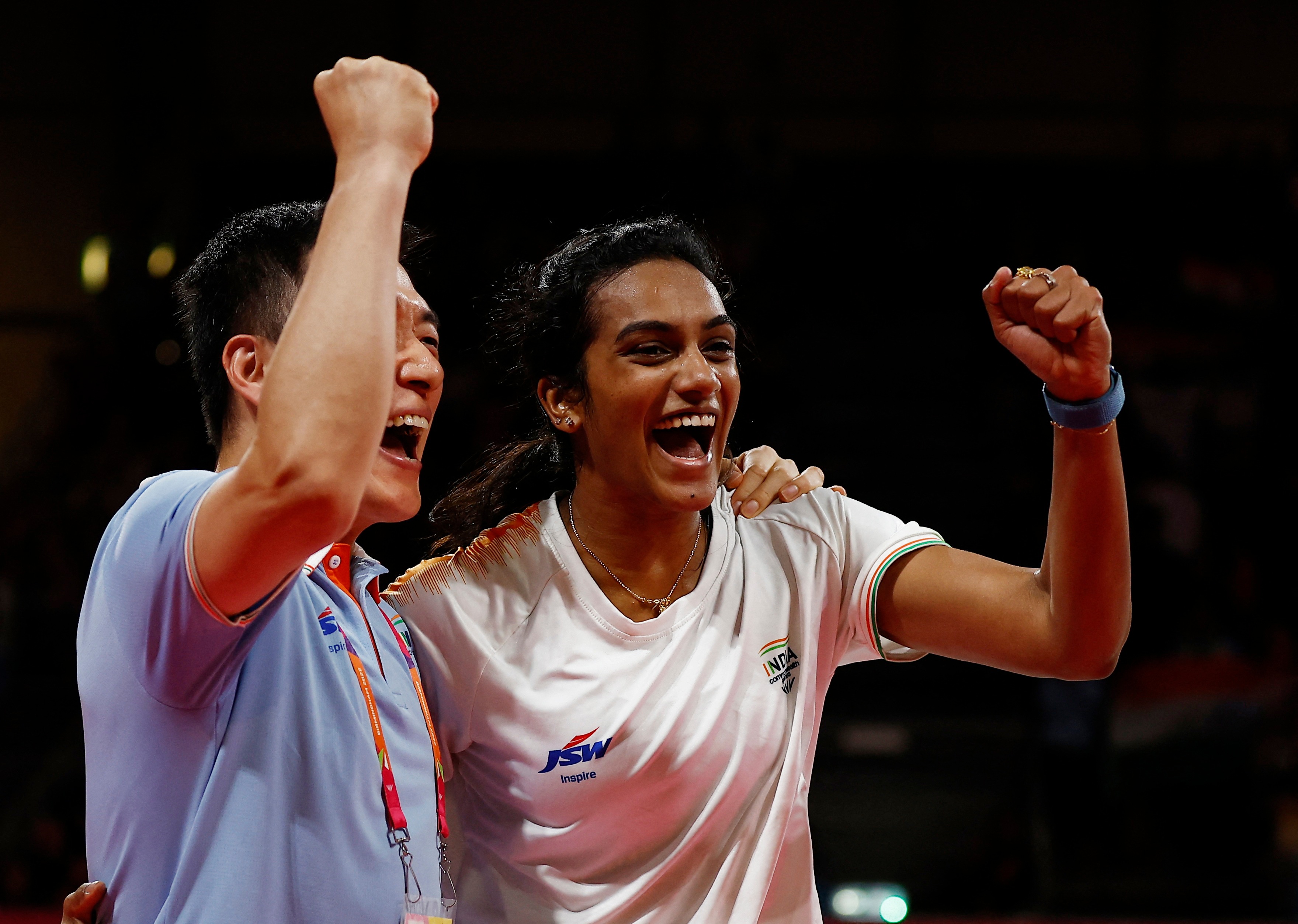 PV Sindhu: ఫైనల్ గెలిచిన తర్వాత తన కోచ్ తో కలిసి సెలబ్రేట్ చేసుకుంటున్న పీవీ సింధు.