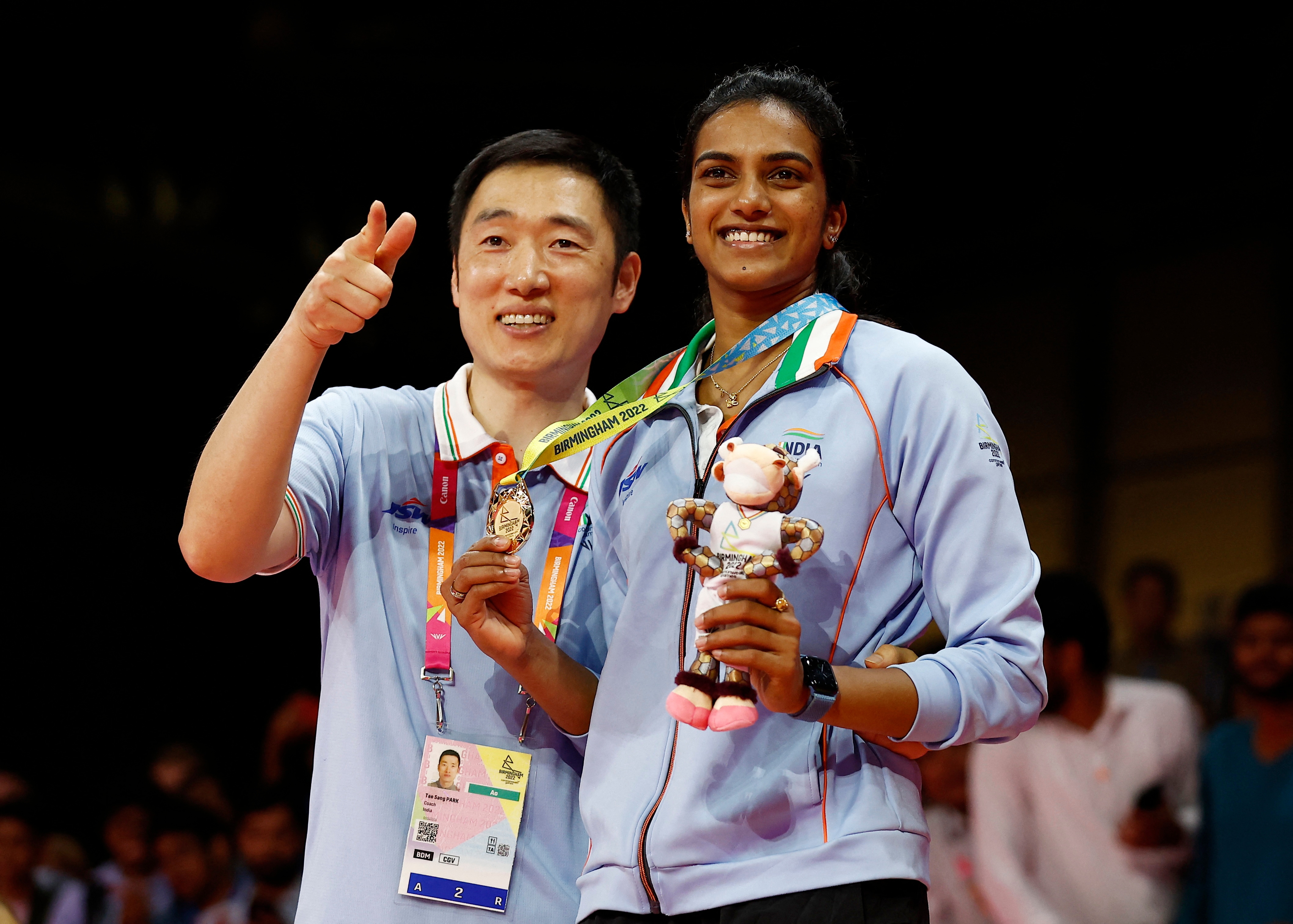 PV Sindhu: గోల్డ్ మెడల్ అందుకున్న తర్వాత కోచ్ తో కలిసి సింధు విజయ దరహాసం