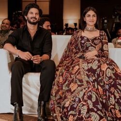 <p>దుల్కర్ సల్మాన్ క్లాత్ బెల్ట్, ఫార్మల్ షూస్‌తో కూడిన స్టైలిష్ సాలిడ్ బ్లాక్ ప్యాంటుతో, క్యాజువల్ బ్లాక్ షర్ట్‌లో అదిరిపోయేలా కనిపించాడు.&nbsp;</p>