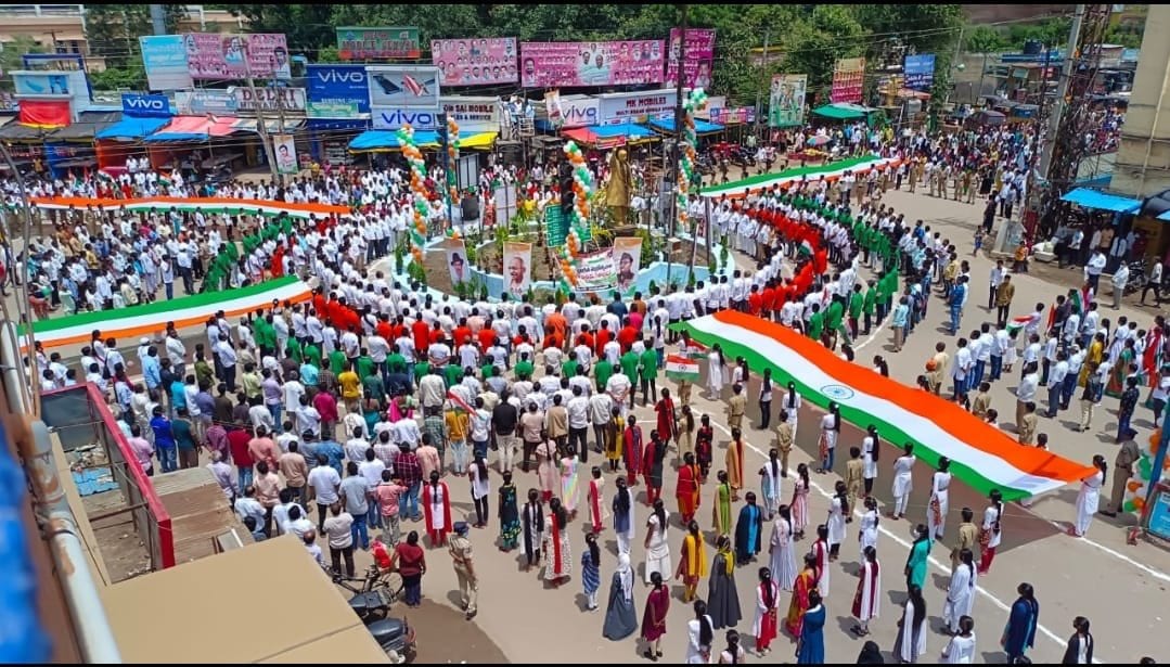 తెలంగాణ ప్రభుత్వం 75వ స్వాతంత్య్ర దినోత్సవాలను ఘనంగా నిర్వహిస్తోంది. భారత స్వతంత్ర వజ్రోత్సవ వేడుకల పేరిట 15 రోజులు కార్యక్రమాలు నిర్వహిస్తోంది. మంగళవారం ప్రభుత్వం ఇచ్చిన పిలుపుమేరకు లక్షల సంఖ్యలో ప్రజలు సామూహిక గీతాలాపన కార్యక్రమంలో పాల్గొన్నారు. ఉదయం 11.30 గంటలకు అంతా ఏకమై గొంతుక కలిపారు.
