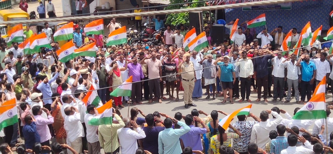 రాష్ట్రంలోని ప్రధాన కూడళ్లు మువ్వనెల జెండాలో కనిపించాయి. ప్రజాప్రతినిధుల కార్యాలయాలు, జిల్లా కలెక్టర్ కార్యాలయాలు, అంగన్‌వాడీ కేంద్రాల్లో జాతీయ గీతాన్ని సామూహికంగా ఆలపించారు.