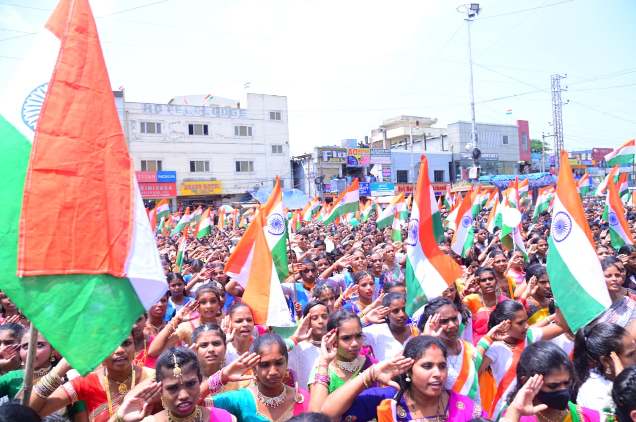 తెలంగాణ వ్యాప్తంగా సామూహిక జాతీయ గీతాలాపన నిర్వహించారు. కుల,మతాలకు అతీతంగా ప్రతి ఒక్కరూ పాల్గొన్నారు.