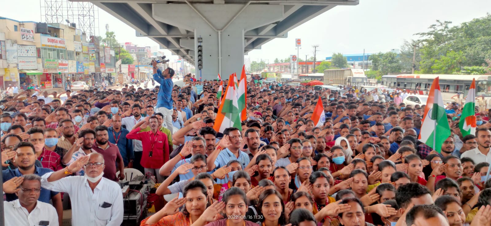 గురు, శుక్ర, శనివారాల్లో రంగోలి పోటీలు, స్వాతంత్య్ర క్రీడలు, ఆటల పోటీలు, పండ్లు, మిఠాయిల పంపిణీ ఉంటాయి. హైదరాబాద్ నగరంలోని ఎల్‌బీ స్టేడియంలో సోమవారం ఘనంగా వజ్రోత్సవాలు ముగుస్తాయి.