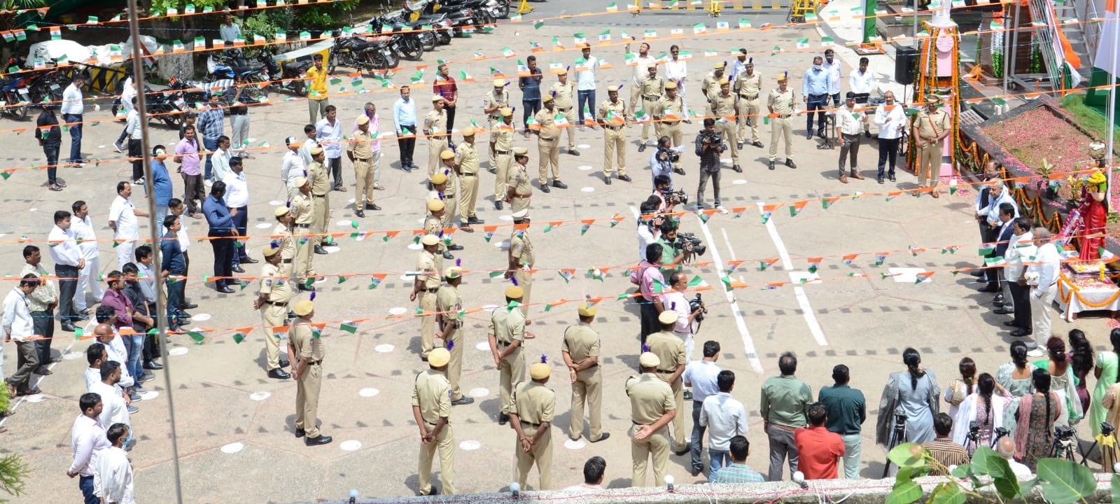 ప్రభుత్వ కార్యాలయాలు, ప్రైవేట్ ఆఫీసులు, సంస్థలు, బ్యాంకులు, విద్యా సంస్థలు, మాల్స్, సినిమా థియేటర్లు, మెట్రో రైల్‌ స్టేషన్‌లలో సామూహిక జాతీయ గీతాన్ని ఆలపించించారు.