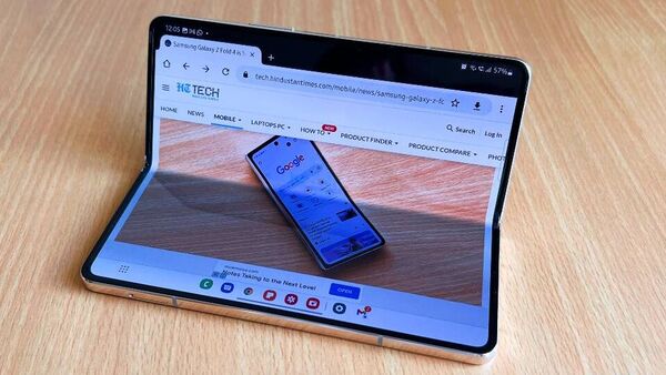 Samsung Galaxy Z Fold 4లో మెయిన్ డిస్‌ప్లే చాలా వెడల్పుగా ఉంది. అయితే 7.6-అంగుళాల కొలత వస్తుంది. ఈ డైనమిక్ AMOLED ప్యానెల్ 1Hz-120Hz వేరియబుల్ రిఫ్రెష్ రేట్‌ను కలిగి ఉంది. గరిష్ట ప్రకాశం 1200 నిట్‌ల వరకు ఉంటుంది. అండర్ డిస్‌ప్లే కెమెరా ఈసారి మెరుగ్గా ఉంది, సెల్ఫీ కెమెరాను చక్కగా మాస్క్ చేస్తుంది.