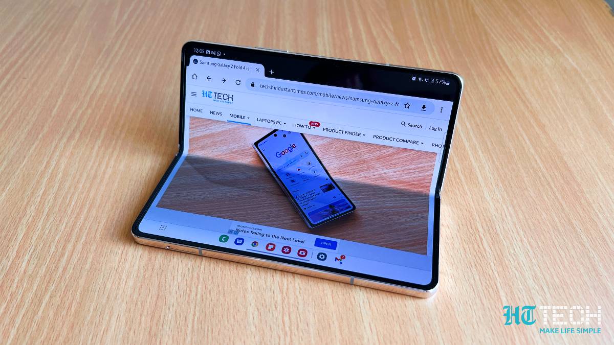 Samsung Galaxy Z Fold 4లో మెయిన్ డిస్‌ప్లే చాలా వెడల్పుగా ఉంది. అయితే 7.6-అంగుళాల కొలత వస్తుంది. ఈ డైనమిక్ AMOLED ప్యానెల్ 1Hz-120Hz వేరియబుల్ రిఫ్రెష్ రేట్‌ను కలిగి ఉంది. గరిష్ట ప్రకాశం 1200 నిట్‌ల వరకు ఉంటుంది. అండర్ డిస్‌ప్లే కెమెరా ఈసారి మెరుగ్గా ఉంది, సెల్ఫీ కెమెరాను చక్కగా మాస్క్ చేస్తుంది.