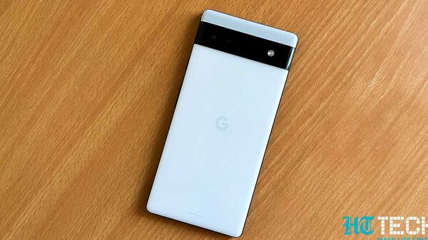 Google Pixel 6a స్మార్ట్‌ఫోన్‌ సరికొత్త Pixel 6 డిజైన్‌తో వస్తుంది. డ్యూయల్-టోన్ రంగులు, బోల్డ్ కెమెరా విజర్‌తో ఈ స్మార్ట్‌ఫోన్‌ రిఫ్రెష్‌గా కనిపిస్తుంది. వెనుకవైపు మెటల్ ఫ్రేమ్, ముందున గొరిల్లా గ్లాస్ 3తో నాణ్యమైనదిగా కనిపిస్తోంది. ఈ ఫోన్ వాటర్, డస్ట్ నిరోధకత కోసం IP67 రేటింగ్ కలిగి ఉంది.