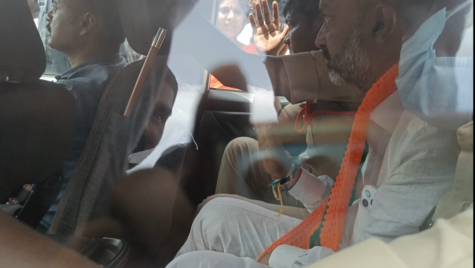 దీక్ష చేయకుండా బండి సంజయ్‌ను అరెస్ట్ చేసి తరలిస్తున్న పోలీసులు