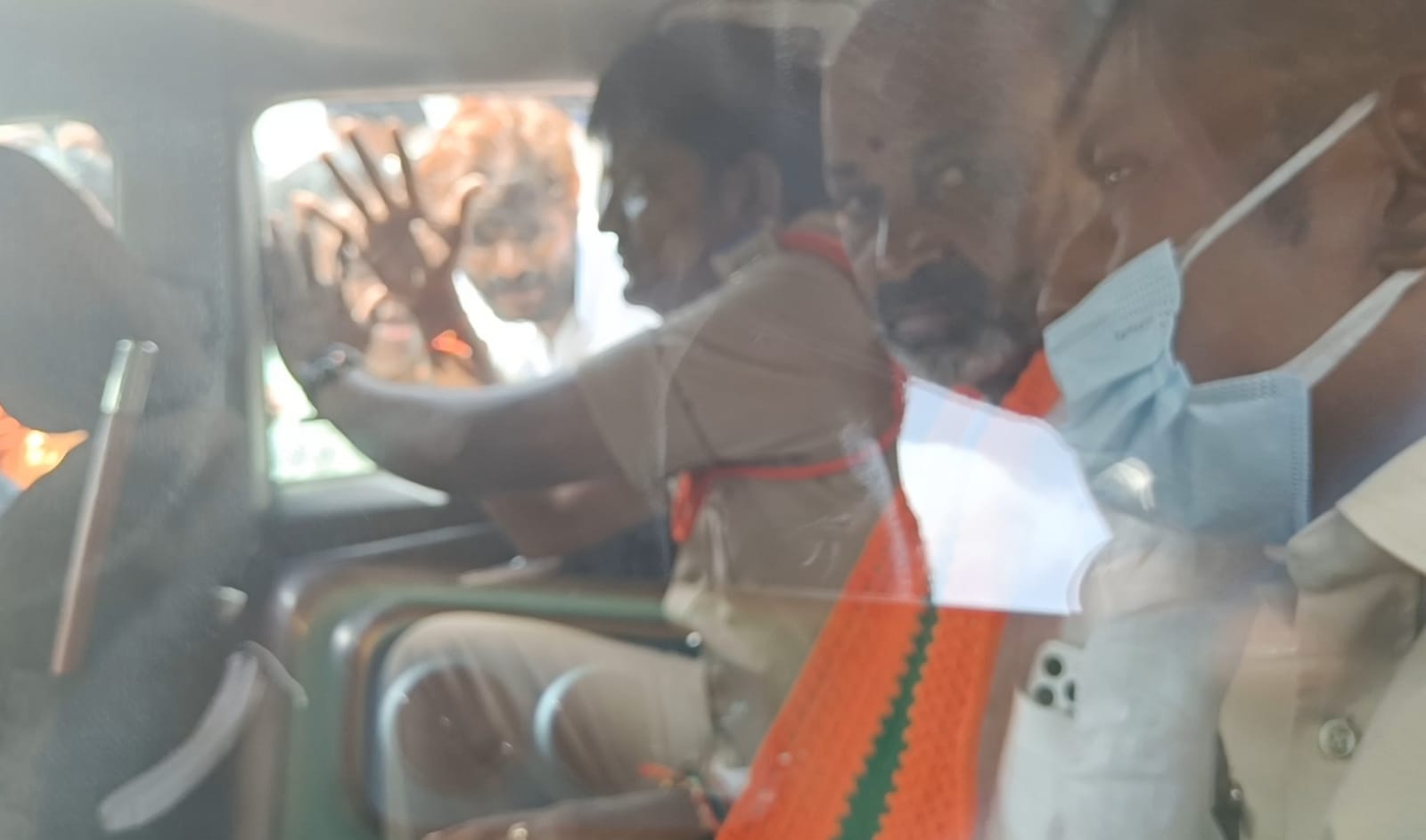 పోలీసు వాహనంలో బీజేపీ తెలంగాణ అధ్యక్షుడు బండి సంజయ్