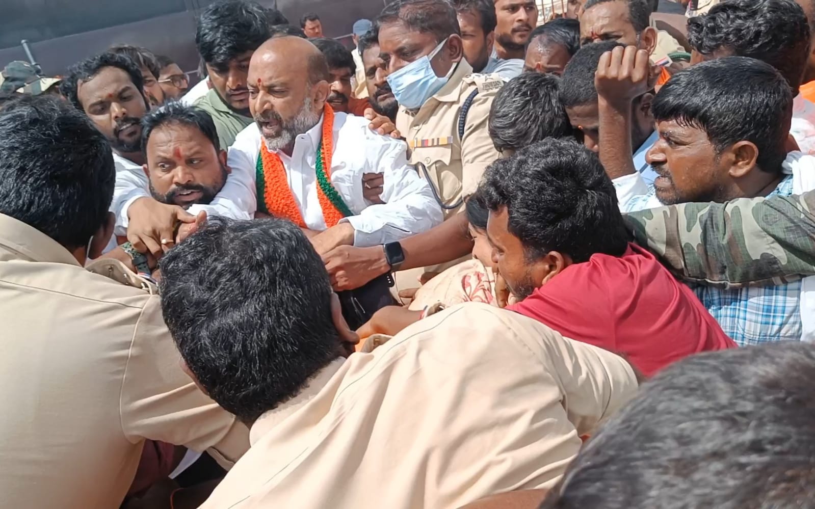 బీజేపీ కార్యకర్తలు, పోలీసుల మధ్య చిక్కుకున్న బండి సంజయ్