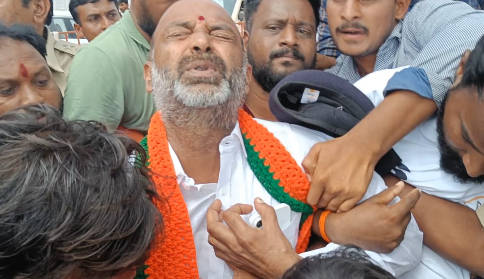 తోపులాటలో విలవిలలాడుతున్న బండి సంజయ్