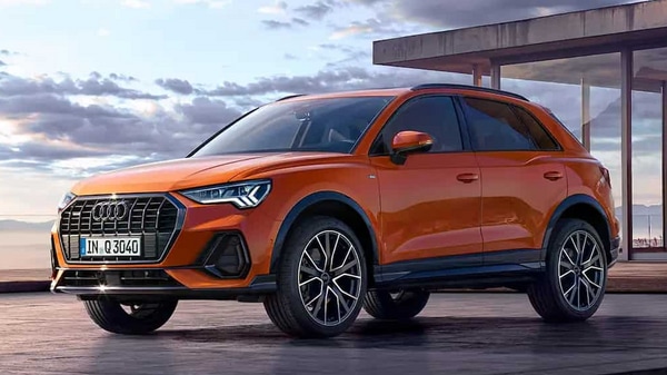 2022 Audi Q3 SUV రెండు వేరియంట్లలో వచ్చింది. ఇందులో ప్రీమియం ప్లస్ వేరియంట్‌ ధర ఎక్స్- షోరూం వద్ద రూ. 44.89 లక్షలు కాగా, టెక్నాలజీ వేరియంట్‌ ధర రూ. 50.39 లక్షల నుంచి ప్రారంభమవుతుంది.