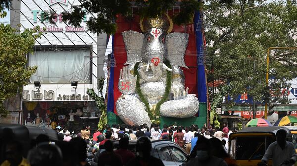 చెన్నైలో 'గణేష్ చతుర్థి' పండుగ సందర్భంగా లోహపు ముక్కలు, సాటిన్ ఫ్యాబ్రిక్, కర్ర ముక్కలతో చేసిన గణేశుని విగ్రహాన్ని చూడటానికి గుమిగూడిన భక్తులు&nbsp;