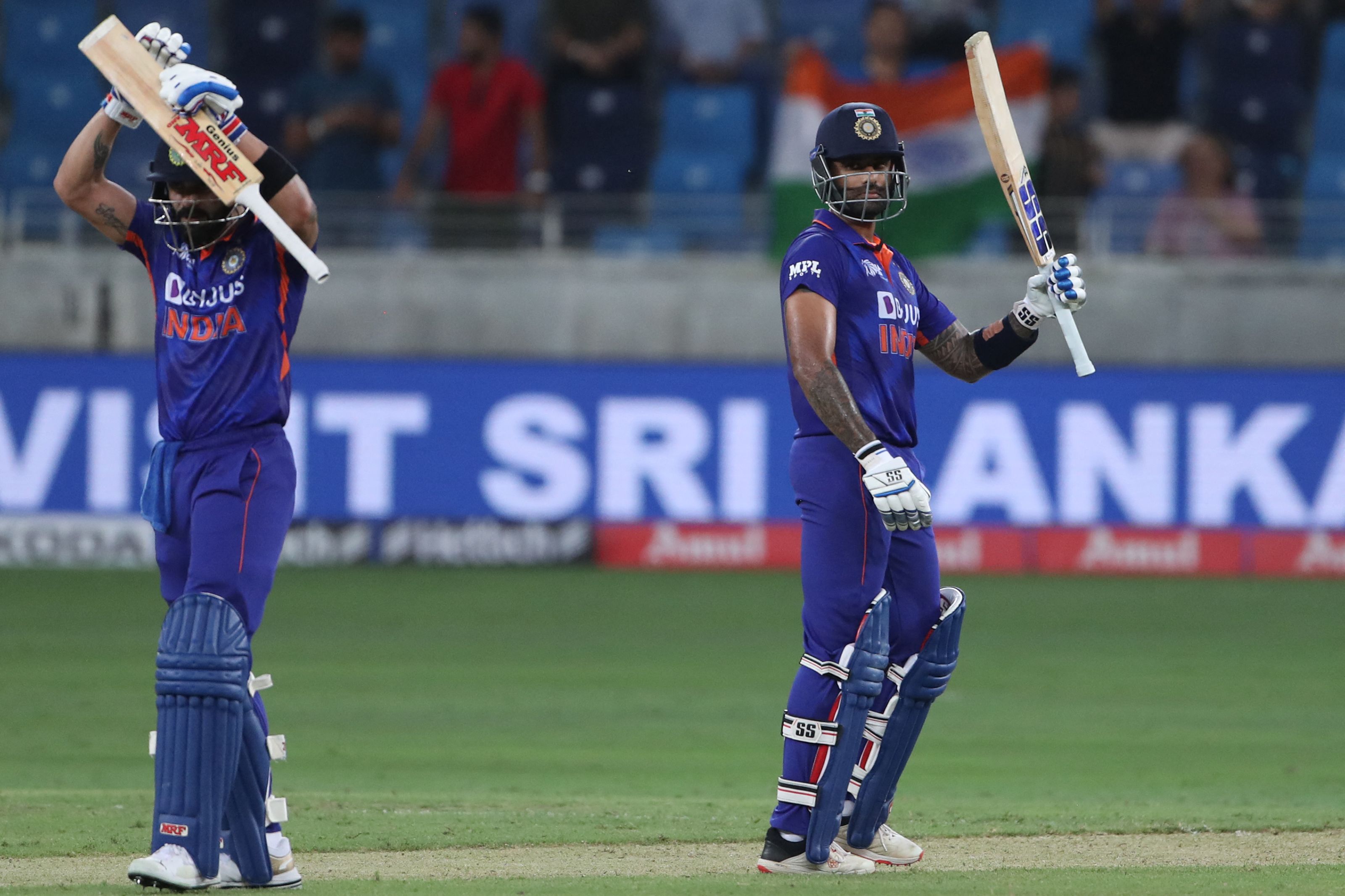 <p>హాంకాంగ్ బౌలర్లతో ఆడుకున్న సూర్యకుమార్, విరాట్ కోహ్లి</p>
