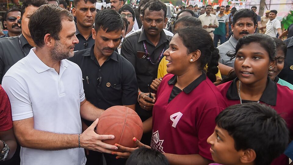 భారత్ జోడో యాత్రలో తమిళనాడు యువతతో రాహుల్ గాంధీ