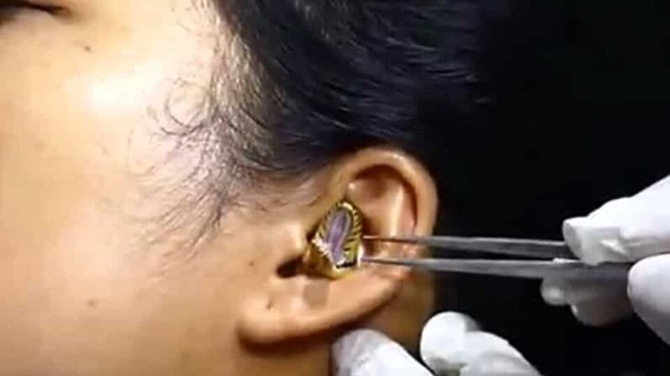 Snake in the ear video : మహిళ చెవిలోకి దూరిన పాము.. వైరల్ వీడియో-watch