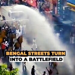 <p>బీజేపీ శ్రేణులపై వాటర్ కెనన్లను ప్రయోగిస్తున్న పోలీసులు</p>
