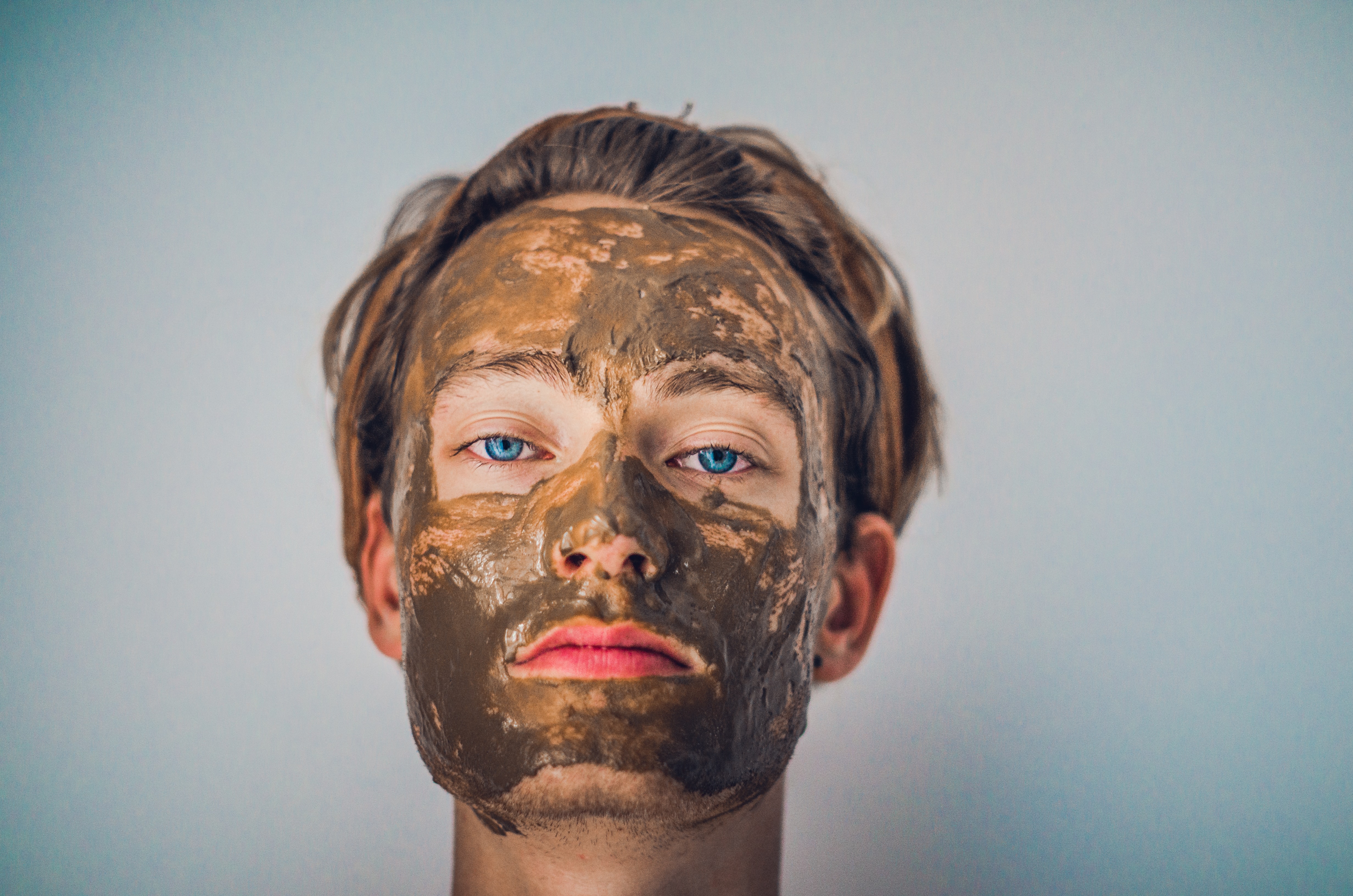 Acne: ముల్తానీ మట్టి చర్మంపై చెమట, మలినాలను శుభ్రంచేస్తుంది. చనిపోయిన చర్మ కణాలను తొలగించడం ద్వారా మొటిమలకు చికిత్స చేస్తుంది. దురద, వాపు వల్ల కలిగే చికాకును కూడా తగ్గిస్తుంది. అంతేకాదు, బ్లాక్ హెడ్స్, వైట్ హెడ్స్ ను తొలగిస్తుంది. జిడ్డు చర్మంపై అధిక నూనె ఉత్పత్తిని నియంత్రిస్తుంది.