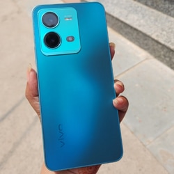 <p><strong>Vivo V25 5G ధర:</strong> Vivo తన V25 సిరీస్ లైనప్‌ను భారతదేశంలో విస్తరిస్తూ V25 5Gని గురువారం ప్రారంభించింది. స్మార్ట్‌ఫోన్ రెండు రంగు ఎంపికలలో కొనుగోలు చేయడానికి అందుబాటులో ఉంటుంది. సర్ఫింగ్ బ్లూ, ఎలిగెంట్ బ్లాక్ రంగులలో అందుబాటులో ఉంది. దీని ధర రూ. 27,999 (8GB+128GB), రూ. 31,999 (12+256GB). ఈ ఫోన్ సెప్టెంబర్ 20, 2022 నుంచి ఫ్లిప్‌కార్ట్, వివో ఇండియా ఇ-స్టోర్, అన్ని పార్టనర్ రిటైల్ స్టోర్‌లలో కొనుగోలు చేయడానికి అందుబాటులో ఉంటుంది.</p>