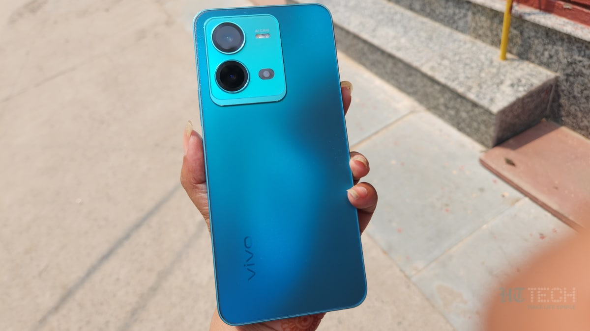 Vivo V25 5G ధర: Vivo తన V25 సిరీస్ లైనప్‌ను భారతదేశంలో విస్తరిస్తూ V25 5Gని గురువారం ప్రారంభించింది. స్మార్ట్‌ఫోన్ రెండు రంగు ఎంపికలలో కొనుగోలు చేయడానికి అందుబాటులో ఉంటుంది. సర్ఫింగ్ బ్లూ, ఎలిగెంట్ బ్లాక్ రంగులలో అందుబాటులో ఉంది. దీని ధర రూ. 27,999 (8GB+128GB), రూ. 31,999 (12+256GB). ఈ ఫోన్ సెప్టెంబర్ 20, 2022 నుంచి ఫ్లిప్‌కార్ట్, వివో ఇండియా ఇ-స్టోర్, అన్ని పార్టనర్ రిటైల్ స్టోర్‌లలో కొనుగోలు చేయడానికి అందుబాటులో ఉంటుంది.