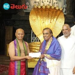 <p>తిరుమల శ్రీవారిని దర్శించుకున్న ముఖేష్ అంబానీ</p>