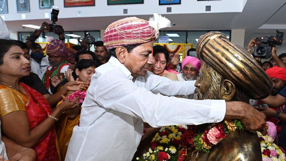బంజారా భవన్ ప్రారంభ వేడుకలో సీఎం కేసీఆర్
