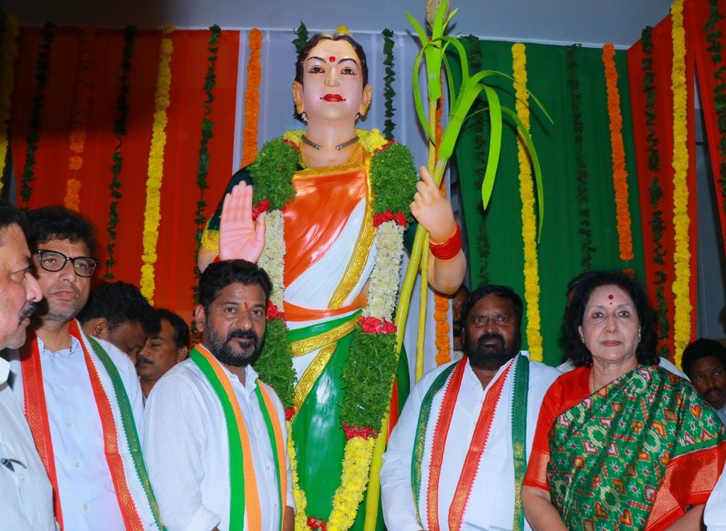 ఈ విగ్రహాన్ని టీపీసీసీ అధ్యక్షుడు రేవంత్ రెడ్డి ఆవిష్కరించారు.. తెలంగాణ తల్లి కష్టజీవి, ఊరి సంస్కృతికి ప్రతిరూపమని అన్నారు రేవంత్ రెడ్డి.