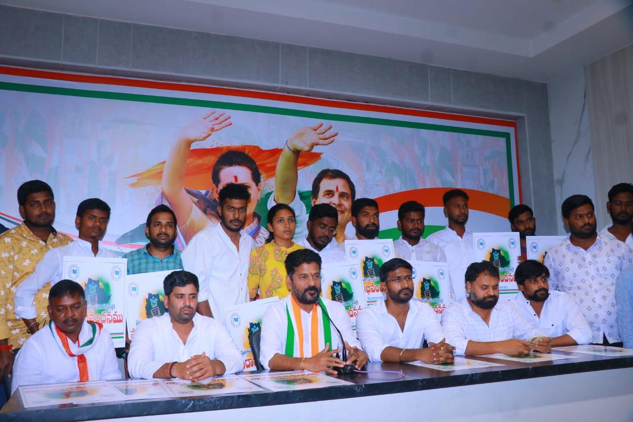 దేశానికి, తెలంగాణకు స్వాతంత్ర్యం తీసుకువచ్చింది కాంగ్రెస్ పార్టీ అని అన్నారు టీపీసీసీ అధ్యక్షుడు రేవంత్ రెడ్డి. 8 ఏళ్లుగా సెప్టెంబర్ 17 ను నిర్వహించని టీఆర్ఎస్ కు ఇప్పుడే గుర్తుకొచ్చిందా అని ప్రశ్నించారు. కులాలు, ప్రాంతాల మధ్య చిచ్చు పెట్టి రాజకీయంగా లబ్ధి పొందేందుకు కొన్ని పార్టీలు ప్రయత్నిస్తున్నారని రేవంత్ రెడ్డి విమర్శించారు. సర్దార్ వల్లభభాయ్ పటేల్ ను బీజేపీ దొంగిలించే ప్రయత్నం చేసిందని ఆరోపించారు. 1950 లో గాంధీ భవన్ కు పునాదులు వేసింది సర్దార్ పటేల్ అని గుర్తు చేశారు. కాంగ్రెస్ అధికారంలోకి వచ్చాక టీఎస్ ను టీజీ గా మారుస్తామని రేవంత్ రెడ్డి వెల్లడించారు. అందే శ్రీ రాసిన పాటను రాష్ట్ర గీతంగా మారుస్తామని ప్రకటించారు.