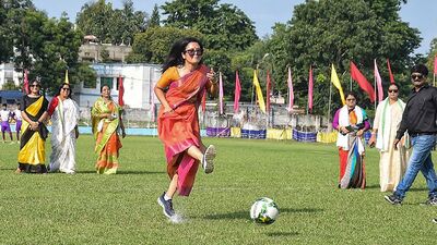 చీరకట్టులో ఫుట్బాల్ ఆడిన ఎంపీ..! <p>చీరకట్టులో ఫుట్బాల్ ఆడిన ఎంపీ..!</p>