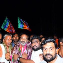 <p>బోడుప్పల్ బాధితులకు పూర్తిస్థాయిలో అండగా ఉంటానని హామీ ఇచ్చారు. దేవాదాయ భూములు అన్యాక్రాంతమైతుంటే ఎందుకు పట్టించుకోవు? అని ప్రశ్నించారు. కేసీఆర్ సర్కార్ ఎప్పుడైనా కూలిపోవచ్చు అని వ్యాఖ్యానించారు.</p>