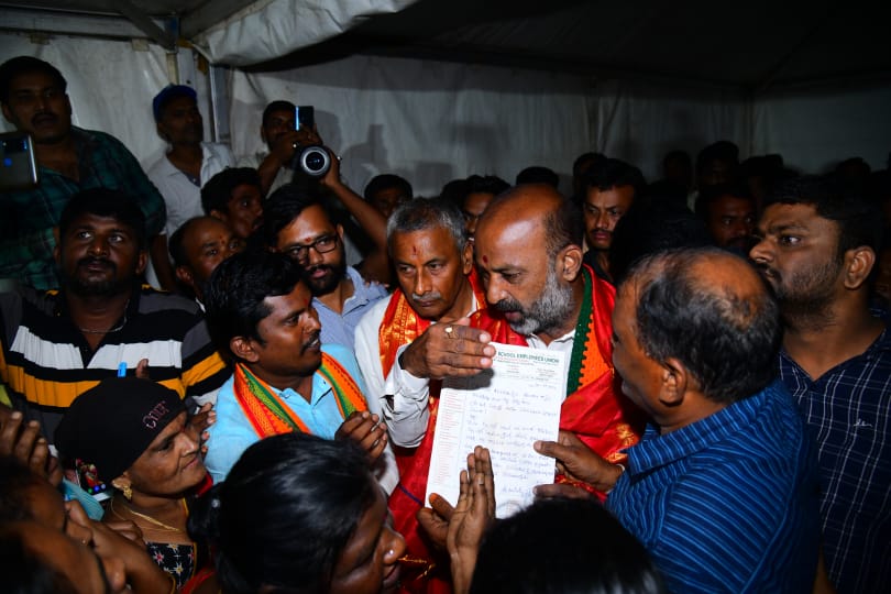 నాలుగో విడత ప్రజా సంగ్రామ యాత్రలో భాగంగా... ఇప్పటివరకు 2 వేల పైచిలుకు వినతి పత్రాలను అందుకున్నారు బండి సంజయ్. నాచారం ఇండస్ట్రియల్ ఏరియా సమీపంలో వక్ఫ బోర్డు భూముల బాధిత కుటుంబాలు బండి సంజయ్ ని కలిశారు.