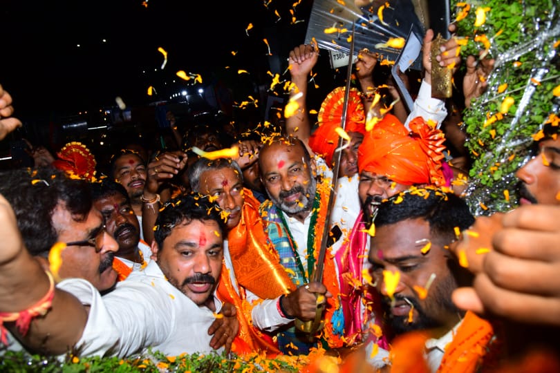 భోజన విరామం అనంతరం నాచారం నుంచి బండి సంజయ్ ప్రజా సంగ్రామ యాత్ర యాత్ర ప్రారంభమైంది. వేలాదిగా బీజేపీ కార్యకర్తలు తరలివచ్చారు. 8వ రోజుకు బండి సంజయ్ పాదయాత్ర చేరింది.