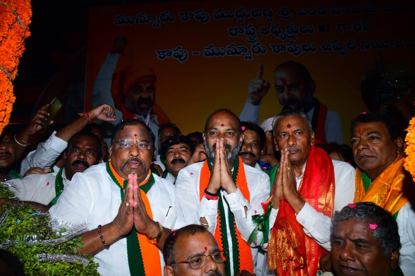 నిషేధిత జాబితాలో స్థలం ఉందని చెబుతున్నారని బాధితులు ఆవేదన వ్యక్తం చేశారు. నేనున్నా... మీ తరపున నేనే దీక్షలో కూర్చుంటానని బండి సంజయ్ భరోసా ఇచ్చారు. న్యాయ పోరాటం చేస్తాం ప్రజా క్షేత్రంలో తెగించి కొట్లాడతామని చెప్పారు. వక్ఫ్ బోర్డు పేరుతో 7 వేల కుటుంబాలను హింసిస్తారా? అని ప్రశ్నించారు.