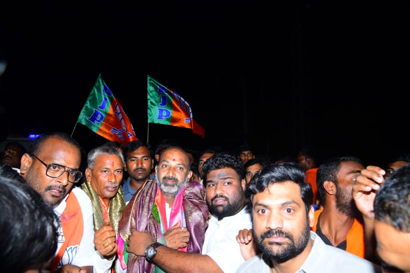 బోడుప్పల్ బాధితులకు పూర్తిస్థాయిలో అండగా ఉంటానని హామీ ఇచ్చారు. దేవాదాయ భూములు అన్యాక్రాంతమైతుంటే ఎందుకు పట్టించుకోవు? అని ప్రశ్నించారు. కేసీఆర్ సర్కార్ ఎప్పుడైనా కూలిపోవచ్చు అని వ్యాఖ్యానించారు.