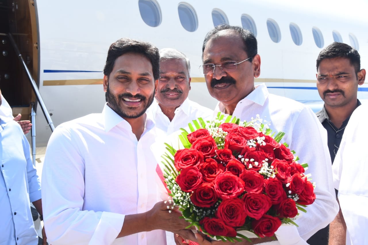 రేణిగుంటలో సిఎంకు స్వాగతం పలుకుతున్న భూమన