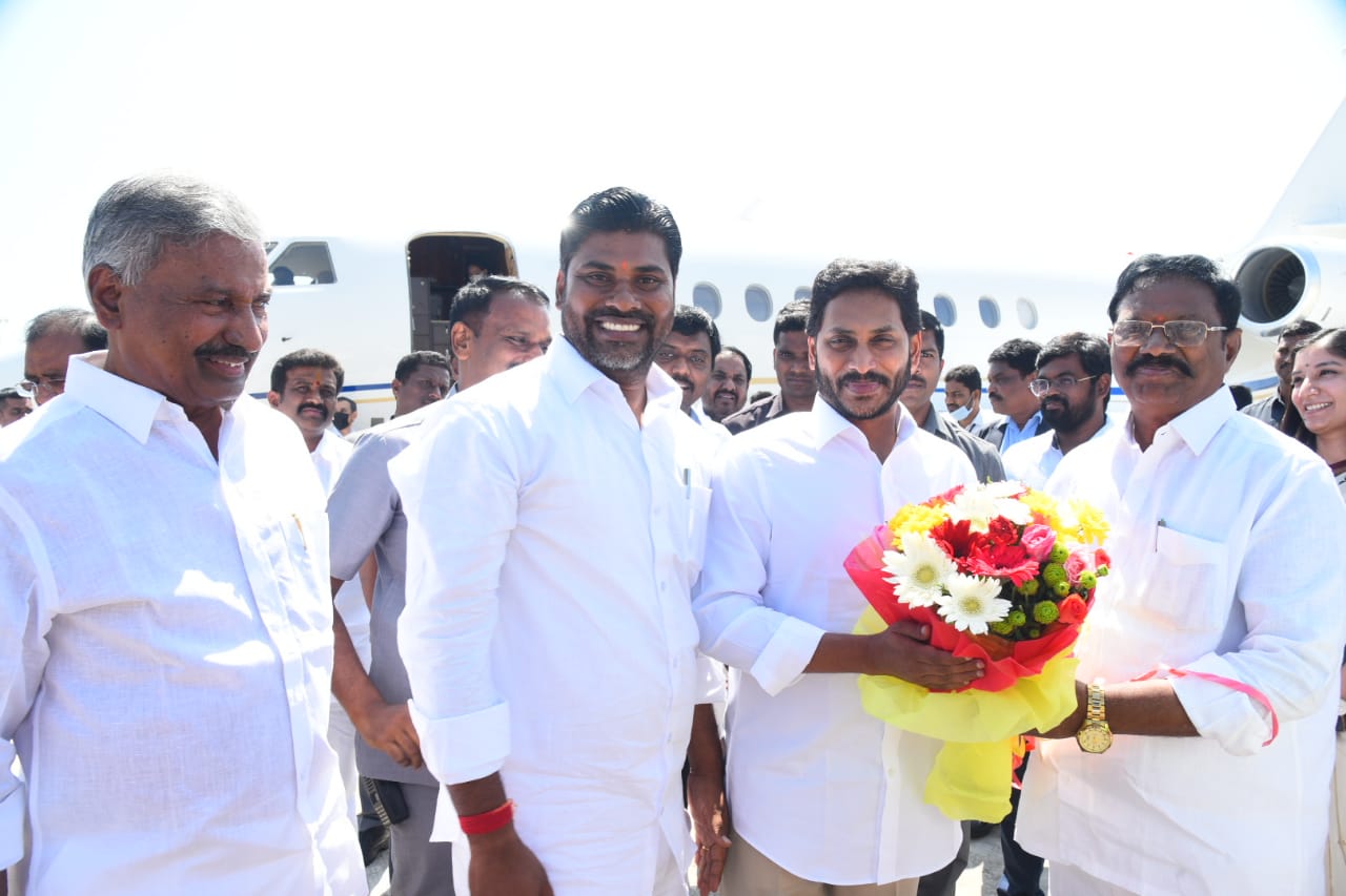 విమనాశ్రయంలో కుప్పం నేతలతో సిఎం జగన్