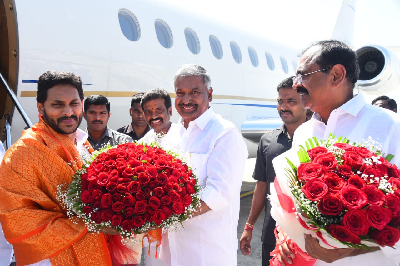 రేణిగుంట విమానాశ్రయంలో సిఎంకు స్వాగతం పలుకుతున్న పెద్దిరెడ్డి, భూమన