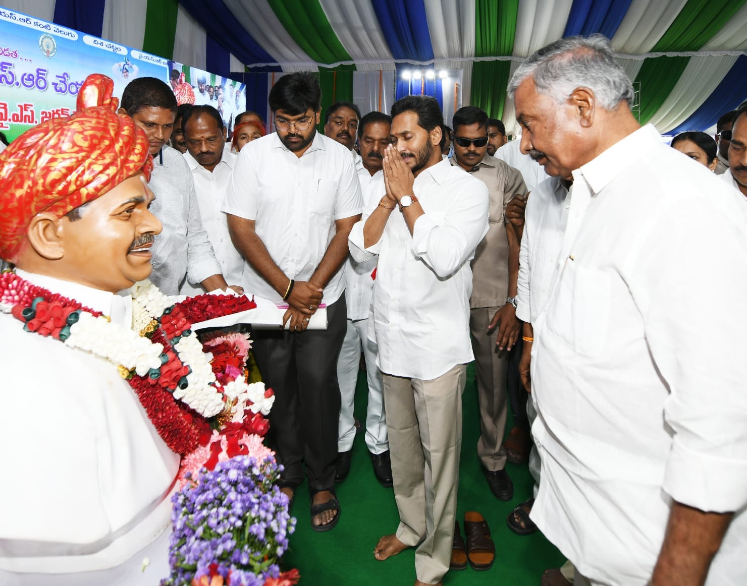 కుప్పంలో వైఎస్‌ విగ్రహానికి నివాళులు అర్పిస్తున్న సిఎం.జగన్మోహన్ రెడ్డి